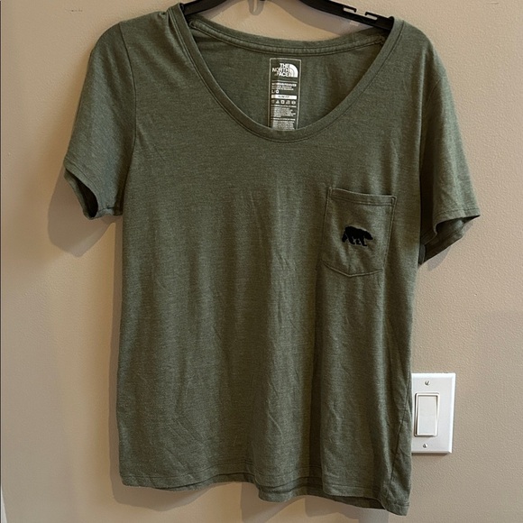 The North Face Women’s Slim Fit Green Pocket TShirt Size Large - Picture 1 of 5